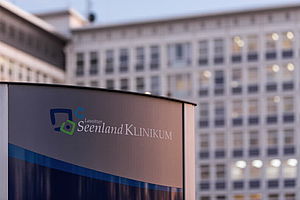 Logo auf Gebäude des Lausitzer Seenland Klinikums