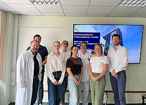 Die beteiligten Teams der Universitätsmedizin Magdeburg und des Städtischen Klinikums Dessau bereiten gemeinsam die Einführung des Psychosomatischen Telekonsils in Dessau vor. Vordere Reihe, von links: Priv.-Doz. Dr. med. et Dr. med. univ. Georg Fürnau (Chefarzt der Klinik Innere Medizin II Dessau), Helena Haverkate und Stephanie Czachurski (Wissenschaftliche Mitarbeiterinnen, Universitätsklinik für Psychosomatische Medizin und Psychotherapie Magdeburg), Christiane Wittwer (Abteilung Psychologie Dessau) und Dr. med. Marius Binneböse (Leitender Oberarzt & Stellvertretender Klinikdirektor Universitätsklinik für Psychosomatische Medizin und Psychotherapie Magdeburg). Hintere Reihe, von links: Christian Fichtner (Abteilungsleiter IT Dessau), Dipl.-Psych. Sabrina Gurdschinski (Abteilung Psychologie Dessau), Dr. med. Judith Pannier (Leitende Oberärztin der Klinik für Innere Medizin I Dessau)