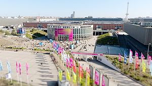 Drei Tage wurde Berlin wieder zum Treffpunkt für die Digital Health Community – auf der DMEA 2026. Luftaufnahme des Messegeländes der Messe Berlin