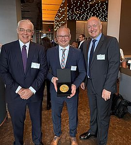 Prof. Dr. Georg Trummer vom Notfallzentrum der Universitätsklinik Freiburg sowie die Geschäftsführer der Freiburger Resuscitec GmbH, Prof. Dr.-Ing. Christoph Benk und Jörg Alexander Ronde, freuen sich in New York über die Auszeichnung des Unternehmens mit dem begehrten Preis (v.l.n.r.).