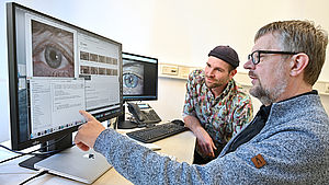 Sebastian Uschmann und Prof. Cord Spreckelsen (v.l.) vom Uniklinikum Jena entwickelten ein datenschutzkonformes Vorgehen zur KI-gestützten Erzeugung realitätsnaher Augenbilder.