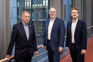 Prof. Heyo K. Kroemer, Vorstandsvorsitzender der Charité, Dr. Volker Lang, Senior Vice President Research & Development bei BIOTRONIK, und Andreas Portmann, Geschäftsführer der Stiftung Deutsches Herzzentrum (v.?l.?n.?r.)