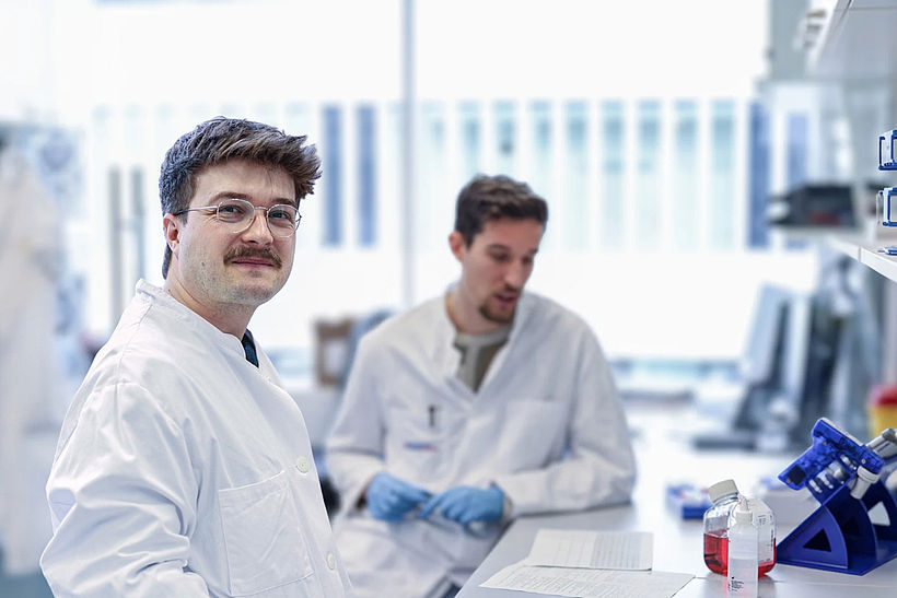 Dr. Florian Ingelfinger erforscht im Labor und mit künstlicher Intelligenz, wie sich unterschiedliche Formen von Blutkrebs diagnostizieren lassen.