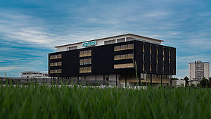 Das neue x-tention Headquarter Mit dem neuen Campus setzt x-tention einen Meilenstein für nachhaltiges Arbeiten in Österreich und ein kraftvolles Bekenntnis zum Standort Wels. Das im vergangenen Jahr bezogene Headquarter bietet auf 10.980 Quadratmetern und sieben Etagen Raum für rund 400 Mitarbeitende. Mit einem durchdachten Nachhaltigkeitskonzept, hochmoderner Ausstattung und bester Erreichbarkeit schafft der Campus das Fundament für den weiteren Wachstum des Unternehmens.