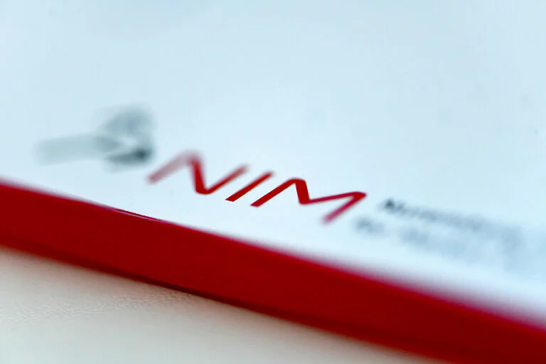 Logo des NIM auf Karton