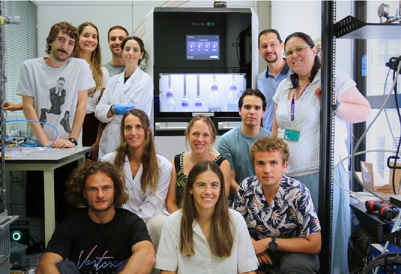 Dr. Irene Marco-Rius, Leiterin der Forschungsgruppe „Molekulare Bildgebung für Präzisionsmedizin“, und ihr Team mit dem neu installierten POLARIS-System am Institute for Bioengineering of Catalonia (IBEC) in Barcelona