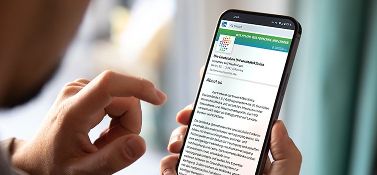 Smartphone mit Screenanzeige der Website des Verbandes der Universitätsklinika Deutschlands 